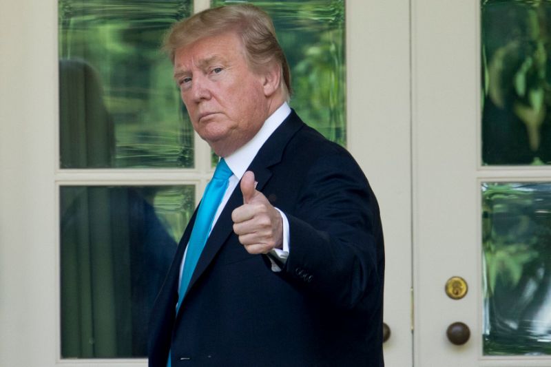 El presidente Donald Trump muestra el pulgar mientras camina hacia la Oficina Oval de la Casa Blanca, el jueves 23 de mayo de 2019, en Washington. (AP Foto/Andrew Harnik)