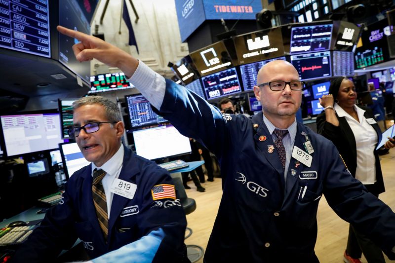 Traders work on the floor at the New York Stock Exchange (NYSE) in New York, U.S., July 29, 2019. REUTERS/Brendan McDermid