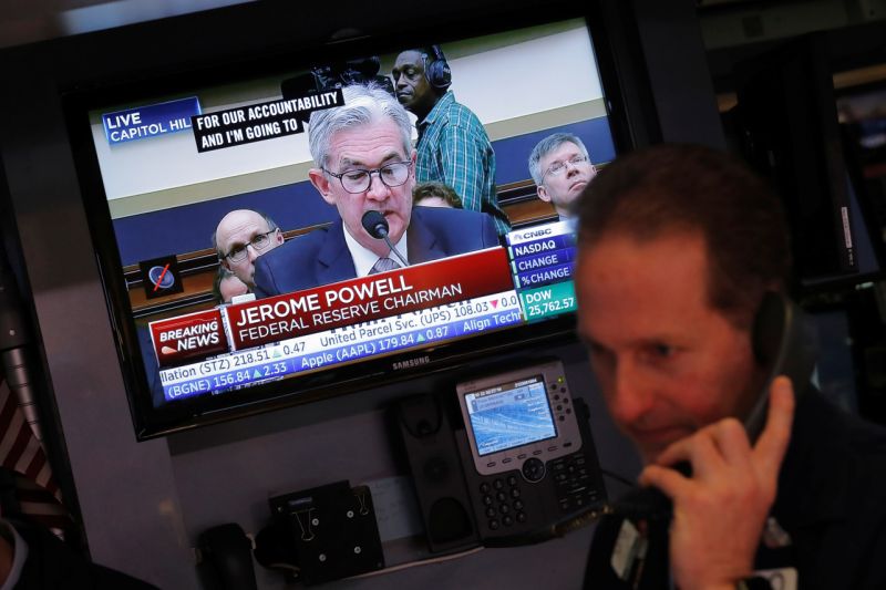 Federal Reserve Chairman Jerome Powell speaks on a television as traders work on the floor of the New York Stock Exchange in New York, U.S., February 27, 2018. REUTERS/Lucas Jackson