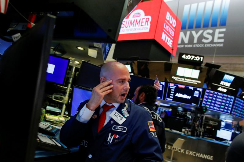 Traders work on the floor at the New York Stock Exchange (NYSE) in New York, U.S., August 14, 2019. REUTERS/Eduardo Munoz