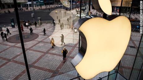 Apple &#39;gut punch&#39;: Trade war will cut iPhone sales by 8 million, analyst says