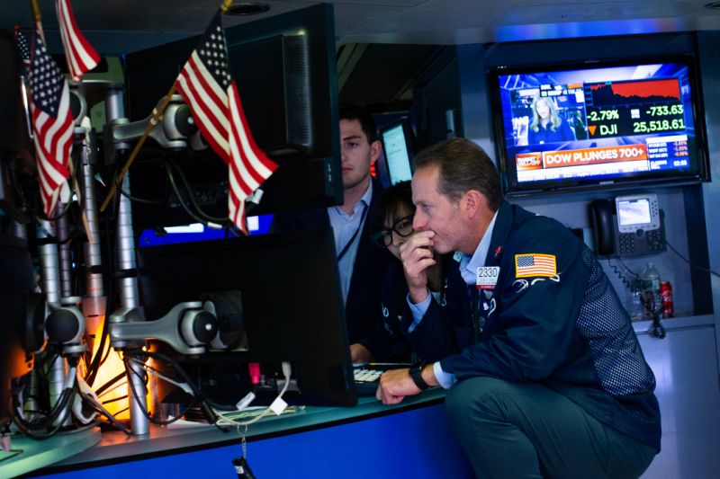 NEW YORK, NY - AUGUST 23: Traders work on the floor of the New York Stock Exchange (NYSE) on August 23, 2019 in New York City. The three major U.S. stock indexes ended lower, being their fourth consecutive week with some declines. (Photo by Eduardo Munoz Alvarez/Getty Images)