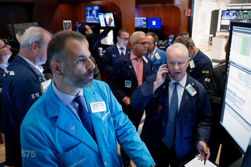 Traders work on the floor at the New York Stock Exchange (NYSE) in New York, U.S., September 5, 2019. REUTERS/Brendan McDermid