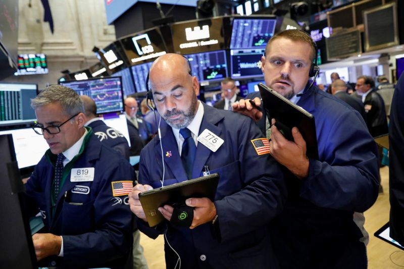 Traders work on the floor at the New York Stock Exchange (NYSE) in New York, U.S., September 5, 2019. REUTERS/Brendan McDermid