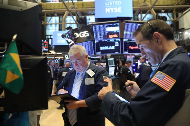 NEW YORK, NEW YORK - SEPTEMBER 30: Traders work of the floor of the New York Stock Exchange (NYSE) on September 30, 2019 in New York City. Markets around the world continue to be volatile following political uncertainties in America, Britain and China. (Photo by Spencer Platt/Getty Images)