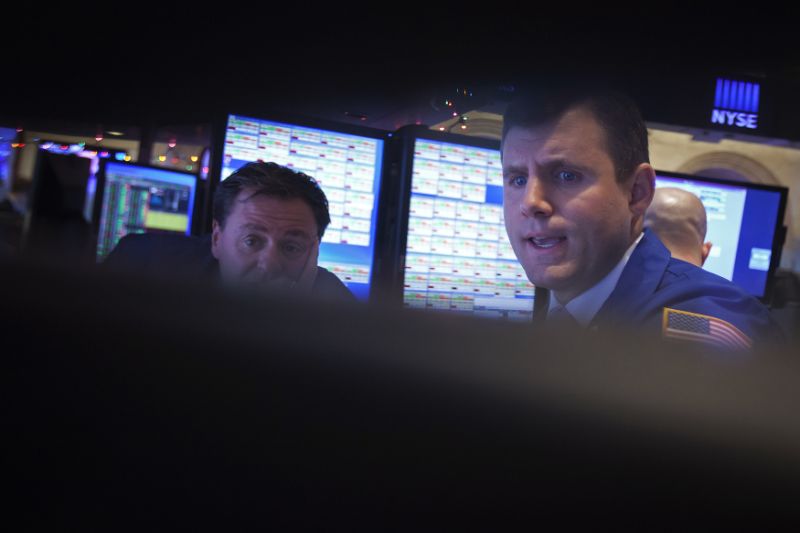 Traders work on the floor of the New York Stock Exchange in New York December 22, 2014. REUTERS/Carlo Allegri (UNITED STATES - Tags: BUSINESS)