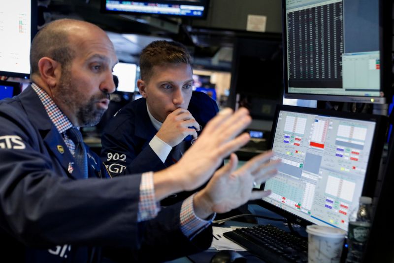 Traders work on the floor at the New York Stock Exchange (NYSE) in New York, U.S., October 18, 2019. REUTERS/Brendan McDermid