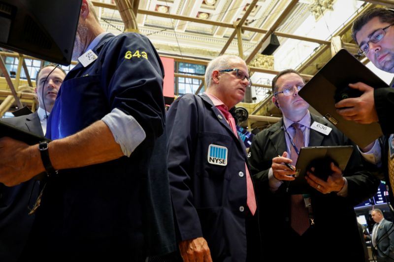 Traders work on the floor at the New York Stock Exchange (NYSE) in New York, U.S., October 30, 2019. REUTERS/Brendan McDermid