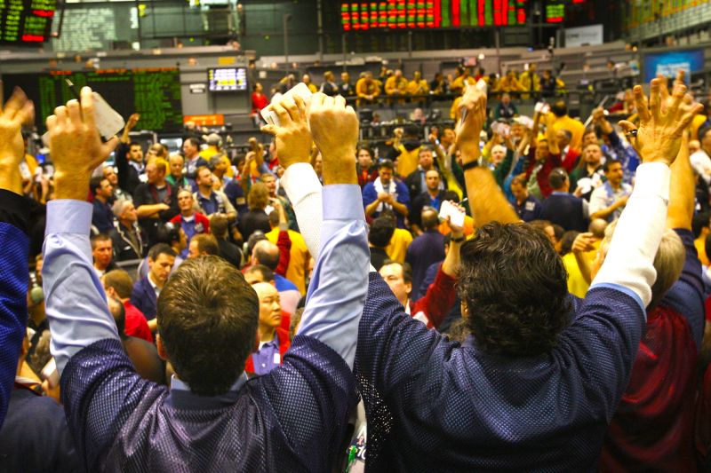 Traders signal offers in the S&P 500 stock index futures pit at the Chicago Mercantile January 22, 2008. (Photo by Scott Olson/Getty Images)