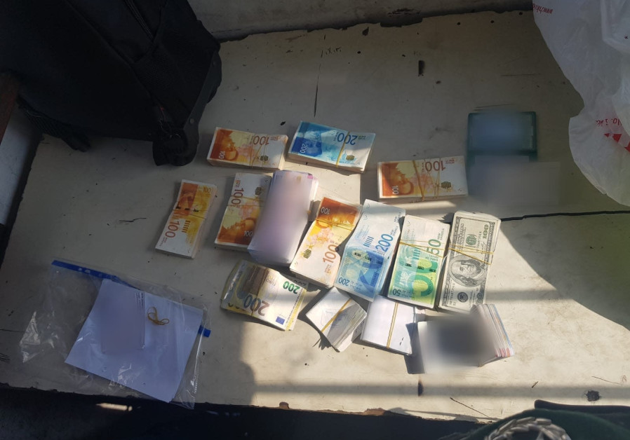 Two suspects arrested at security crossing carrying thousands in foreign currency