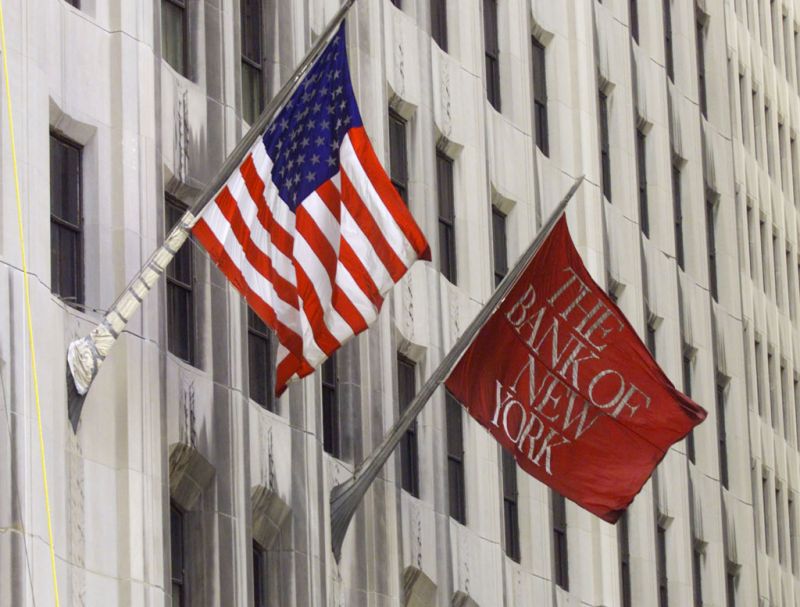 A Bank of New York flag flies next to the American flag at the Bank of New York headquarters in New York on August 19, 1999. (Photo: Peter Morgan/REUTERS)