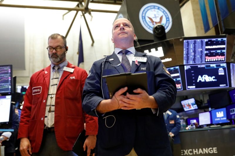 Traders pause for a moment of silence in honor of Veterans Day on the floor at the New York Stock Exchange (NYSE) in New York, U.S., November 11, 2019. REUTERS/Brendan McDermid