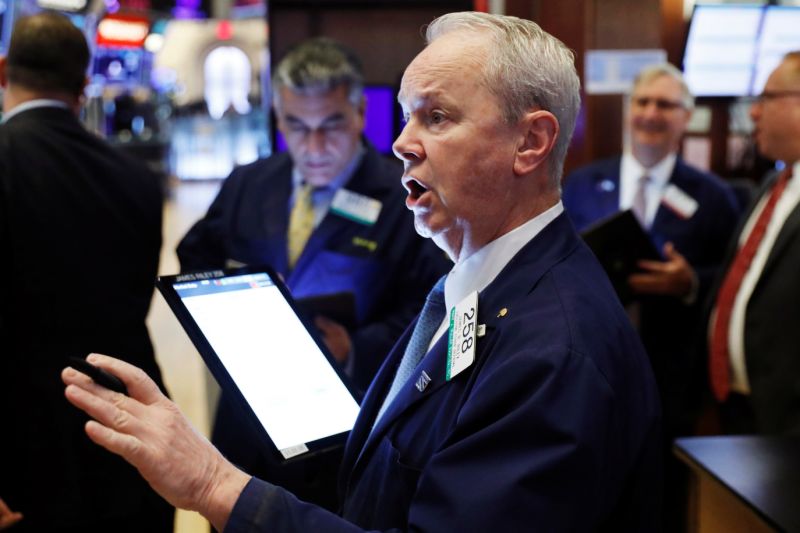 Traders work on the floor of the New York Stock Exchange shortly after the opening bell in New York City, U.S., November 21, 2019. REUTERS/Lucas Jackson