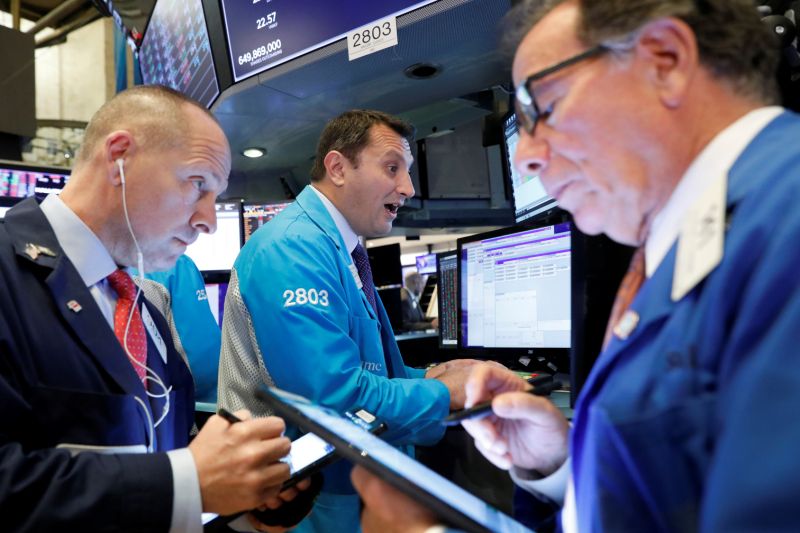 Traders work on the floor at the New York Stock Exchange (NYSE) in New York, U.S., November 18, 2019. REUTERS/Brendan McDermid