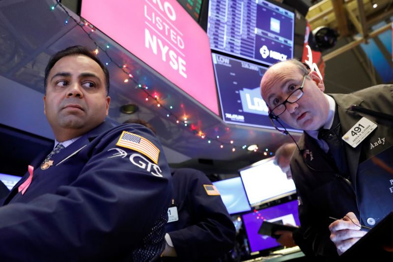 Traders work on the floor at the New York Stock Exchange (NYSE) in New York, U.S., December 9, 2019. REUTERS/Brendan McDermid