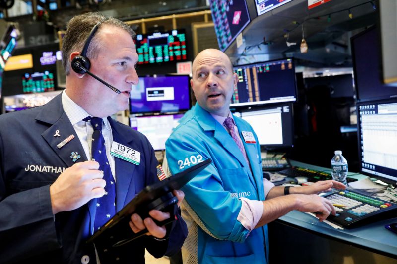 Traders work on the floor at the New York Stock Exchange (NYSE) in New York, U.S., December 17, 2019. REUTERS/Brendan McDermid