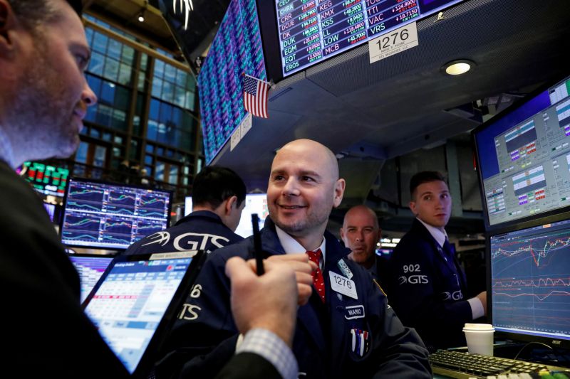 Traders work on the floor at the New York Stock Exchange (NYSE) in New York, U.S., November 27, 2019. REUTERS/Brendan McDermid