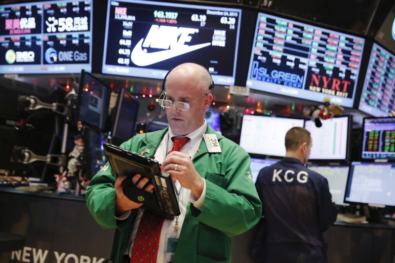 A trader works on the floor of the New York Stock Exchange the day before Christmas in New York December 24, 2015. REUTERS/Lucas Jackson