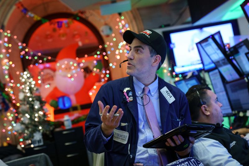 NEW YORK, NY - NOVEMBER 30: Traders work on the floor of the New York Stock Exchange (NYSE) ahead of the closing bell, November 30, 2017 in New York City. On Thursday afternoon, the Dow closed at over 24,000 points for the first time in its history. (Drew Angerer/Getty Images)