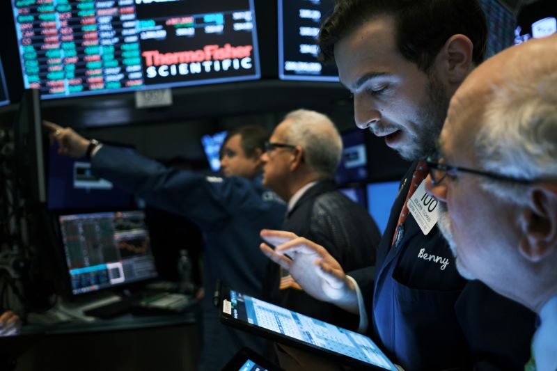 NEW YORK, NEW YORK - NOVEMBER 20: Traders work on the floor of the New York Stock Exchange (NYSE) on November 20, 2019 in New York City. As trade talks with China continue to lack resolution, frustrating investors, the Dow Jones Industrial Average ended the day down over 100 points. (Photo by Spencer Platt/Getty Images)