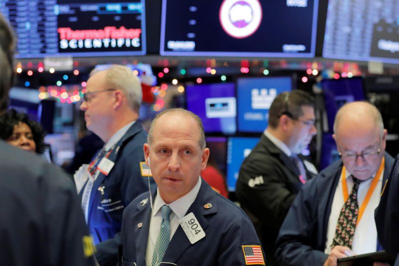 Traders work on the floor of the New York Stock Exchange shortly after the opening bell in New York, U.S., December 5, 2019. REUTERS/Lucas Jackson