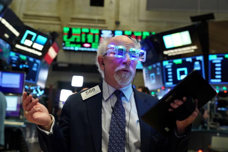 Trader Peter Tuchman wears 2020 glasses to celebrate the New Year at the New York Stock Exchange (NYSE) in New York, U.S., December 31, 2019. REUTERS/Bryan R Smith