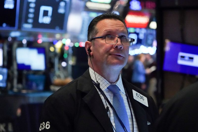 A trader works on the floor at the closing bell of the New York Stock Exchange (NYSE) in New York, U.S., December 30, 2019. REUTERS/Bryan R Smith