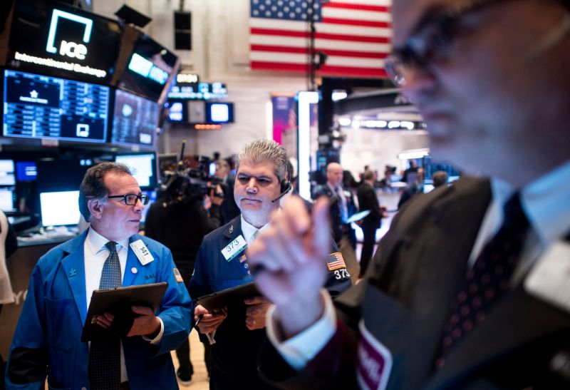 Traders work after the opening bell at the New York Stock Exchange (NYSE) on January 29, 2020 in New York City. - European and US stock markets recovered further Wednesday, as positive Apple earnings and US data offset concerns over the spreading coronavirus that has caused airlines to suspended flights to China. (Photo by Johannes EISELE / AFP) (Photo by JOHANNES EISELE/AFP via Getty Images)