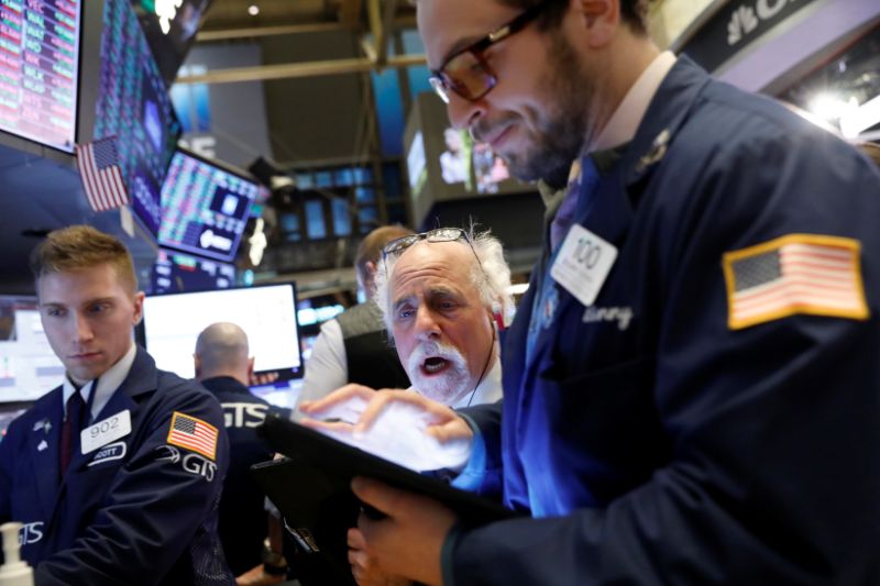 Traders work on the floor at the New York Stock Exchange (NYSE) in New York, U.S., January 14, 2020. REUTERS/Brendan McDermid