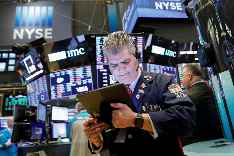 Traders work on the floor at the New York Stock Exchange (NYSE) in New York, U.S., January 8, 2020. REUTERS/Brendan McDermid