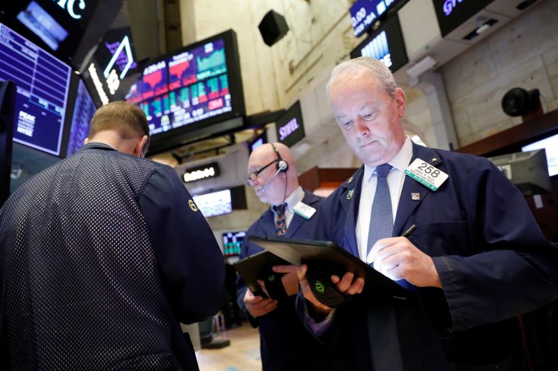 Traders work on the floor at the New York Stock Exchange (NYSE) in New York, U.S., December 17, 2019. REUTERS/Brendan McDermid