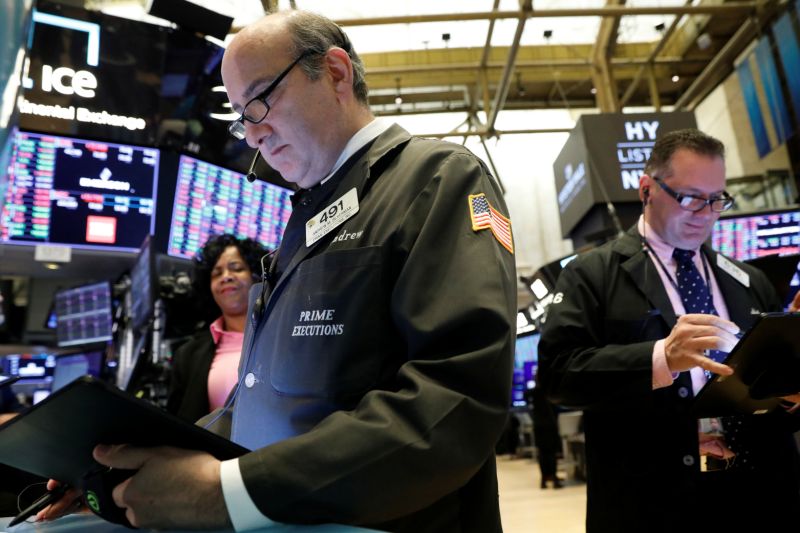 Traders work on the floor at the New York Stock Exchange (NYSE) in New York, U.S., November 18, 2019. REUTERS/Brendan McDermid