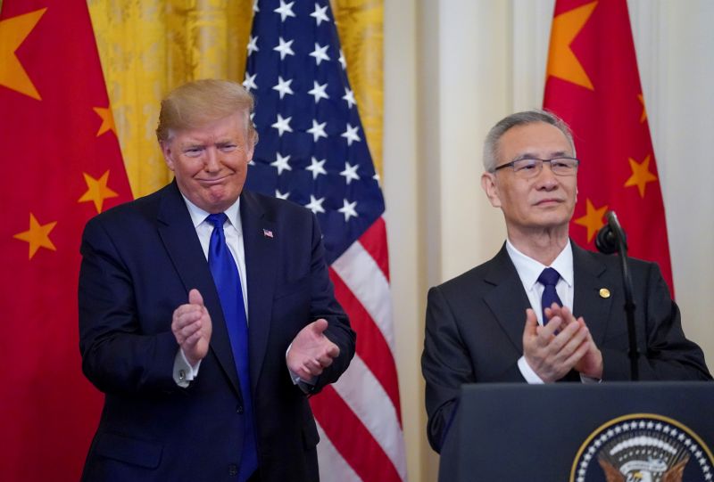 U.S. President Donald Trump applauds with Chinese Vice Premier Liu He prior to signing "phase one" of the U.S.-China trade agreement with Liu in the East Room of the White House in Washington, U.S., January 15, 2020. REUTERS/Kevin Lamarque?