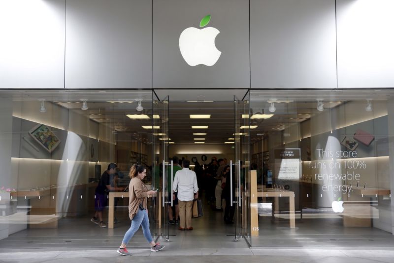 An Apple store is seen in Los Angeles, California, United States, April 22, 2016. Apple Inc (AAPL) will report its second quarter results April 26. Picture taken April 22, 2016. REUTERS/Lucy Nicholson