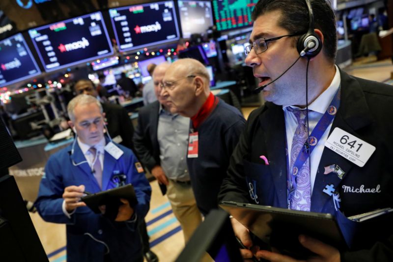 Traders work on the floor at the New York Stock Exchange (NYSE) in New York, U.S., November 27, 2019. REUTERS/Brendan McDermid