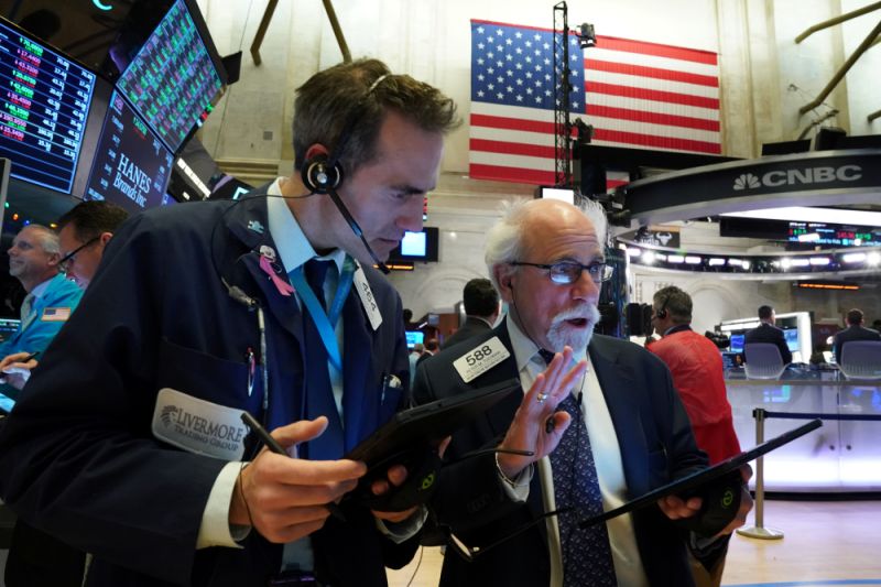 Traders work at the New York Stock Exchange (NYSE) in New York, U.S., January 2, 2020. REUTERS/Bryan R Smith