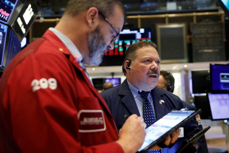 Traders work on the floor of the New York Stock Exchange shortly after the opening bell in New York City, U.S., November 21, 2019. REUTERS/Lucas Jackson