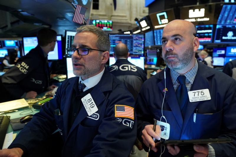 Traders Anthony Rinaldi (L) and Federico DeMarco (R) work on the floor of the New York Stock Exchange (NYSE) in New York, U.S., January 28, 2020. REUTERS/Bryan R Smith