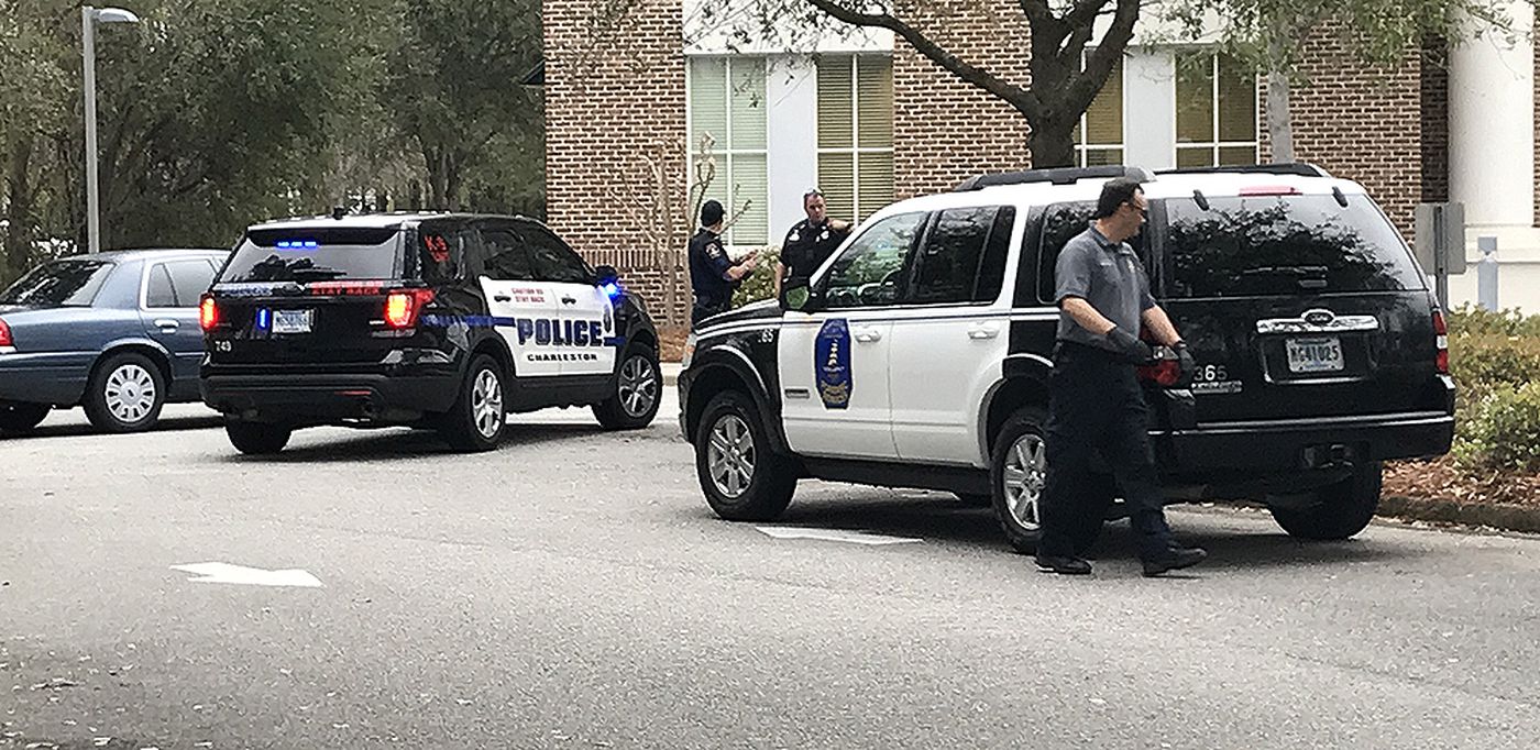 Police officers have responded to a bank in West Ashley Tuesday afternoon. Charleston police officers were seen responding to the CresCom bank on Orleans Road.