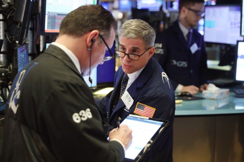 Traders work on the floor of the New York Stock Exchange shortly after the opening bell in New York, U.S., February 6, 2020. REUTERS/Lucas Jackson