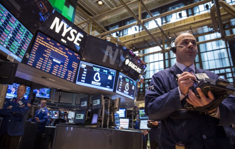 Traders work on the floor of the New York Stock Exchange April 24, 2014. U.S. stocks were flat in volatile trading on Thursday, with indexes cutting early gains on a resurgence of concerns related to Ukraine, though Apple jumped following its results. REUTERS/Brendan McDermid (UNITED STATES - Tags: BUSINESS)