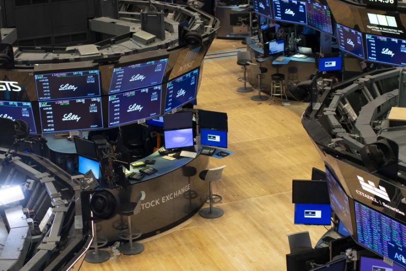 NEW YORK, NY - JANUARY 10: An empty trading floor is seen after the closing of the New York Stock Exchange (NYSE) on January 10, 2020 in New York City. Amid new sanctions on Iran and 145k more U.S. jobs added and wage growth in December, the Dow topped the 29,000 milestone before pulling back to 28,823.77. (Photo by Kena Betancur/Getty Images)