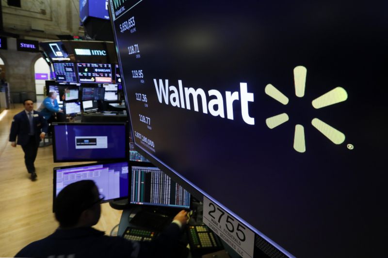 Fotografía de archivo del 18 de febrero de 2020 del logo de Walmart en la Bolsa de Valores de Nueva York. (AP Foto/Richard Drew, Archivo)