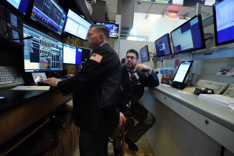 Traders work and watch president Donald Trump speak on television on the floor at the New York Stock Exchange on March 18, 2020 in New York. (Photo by Bryan R. Smith / AFP) (Photo by BRYAN R. SMITH/AFP via Getty Images)