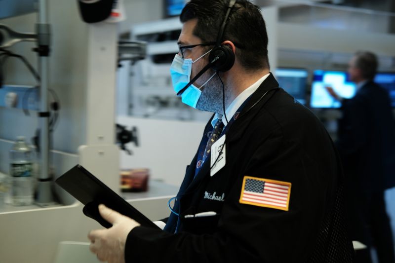 NEW YORK, NEW YORK - MARCH 20: Traders, some in medical masks, work on the floor of the New York Stock Exchange (NYSE) on March 20, 2020 in New York City. Trading on the floor will temporarily become fully electronic starting on Monday to protect employees from spreading the coronavirus. The Dow fell over 500 points on Friday as investors continue to show concerns over COVID-19. (Photo by Spencer Platt/Getty Images)