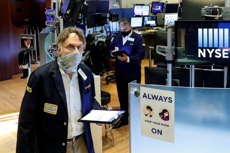 Traders wearing masks work, on the first day of in person trading since the closure during the outbreak of the coronavirus disease (COVID-19) on the floor at the New York Stock Exchange (NYSE) in New York, U.S., May 26, 2020. REUTERS/Brendan McDermid TPX IMAGES OF THE DAY