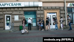 One bank manager told reporters that "all the money" was being withdrawn from ATMs every day. (file photo)