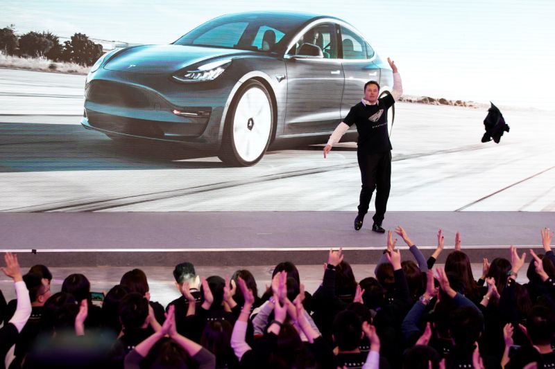 Tesla Inc CEO Elon Musk takes off his coat onstage during a delivery event for Tesla China-made Model 3 cars in Shanghai, China January 7, 2020. REUTERS/Aly Song