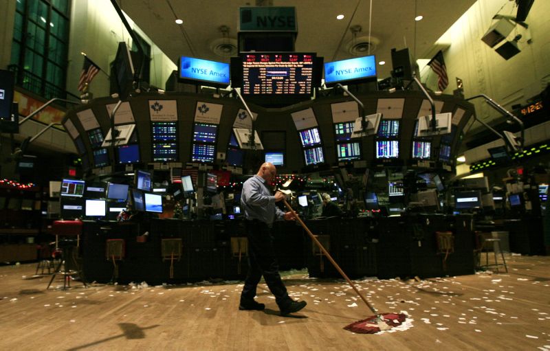 A worker sweeps the floor of the New York Stock Exchange after the close of the final trading session of 2009 December 31, 2009. REUTERS/Mike Segar (UNITED STATES - Tags: BUSINESS IMAGES OF THE DAY)