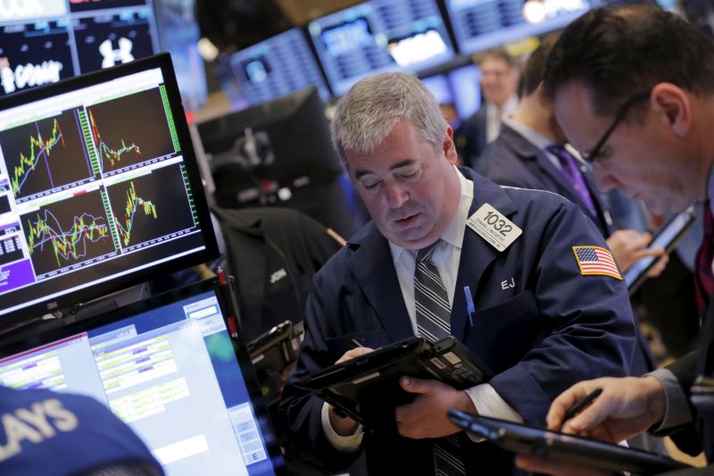 Traders work on the floor of the New York Stock Exchange shortly after the opening bell in New York, December 28, 2015. REUTERS/Lucas Jackson TPX IMAGES OF THE DAY 